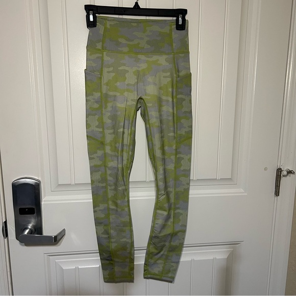 NWT Fabletics Grey Pin Dot Camo Motion365 High-Waisted 7/8 Leggings Size XS - Picture 1 of 11
